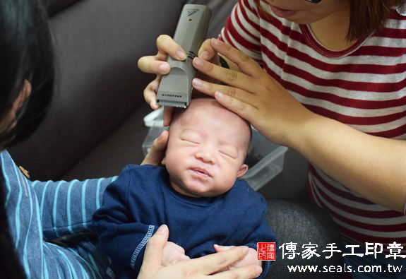 林寶寶(南投草屯到府嬰兒寶寶滿月剃頭理髮、免費到府嬰兒剃胎毛儀式吉祥話)。到府剃頭剃胎毛主持、專業拍照、DVD光碟、證書。★購買「臍帶章、肚臍章、胎毛筆刷印章」贈送：剃頭、收涎、抓周，三選一。2015.12.08 照片16